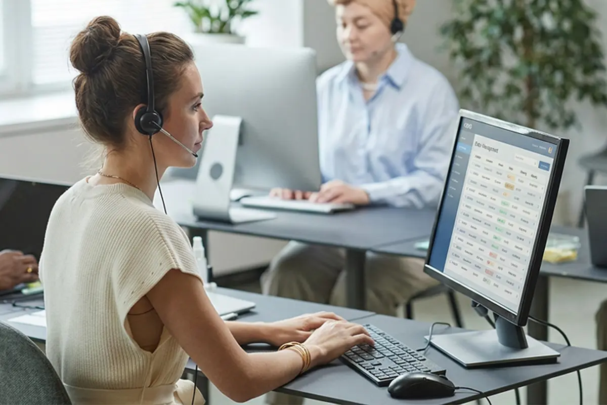 Chica atiende call center gestion pedido