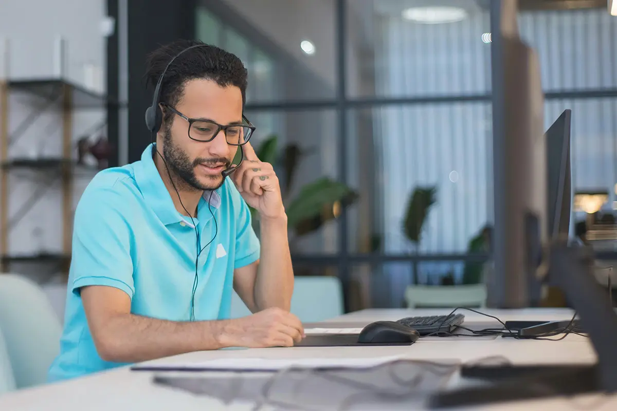 Chico atiende llamada cascos