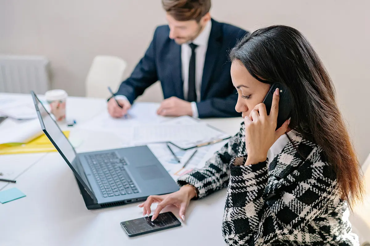 Empresaria habla telefono