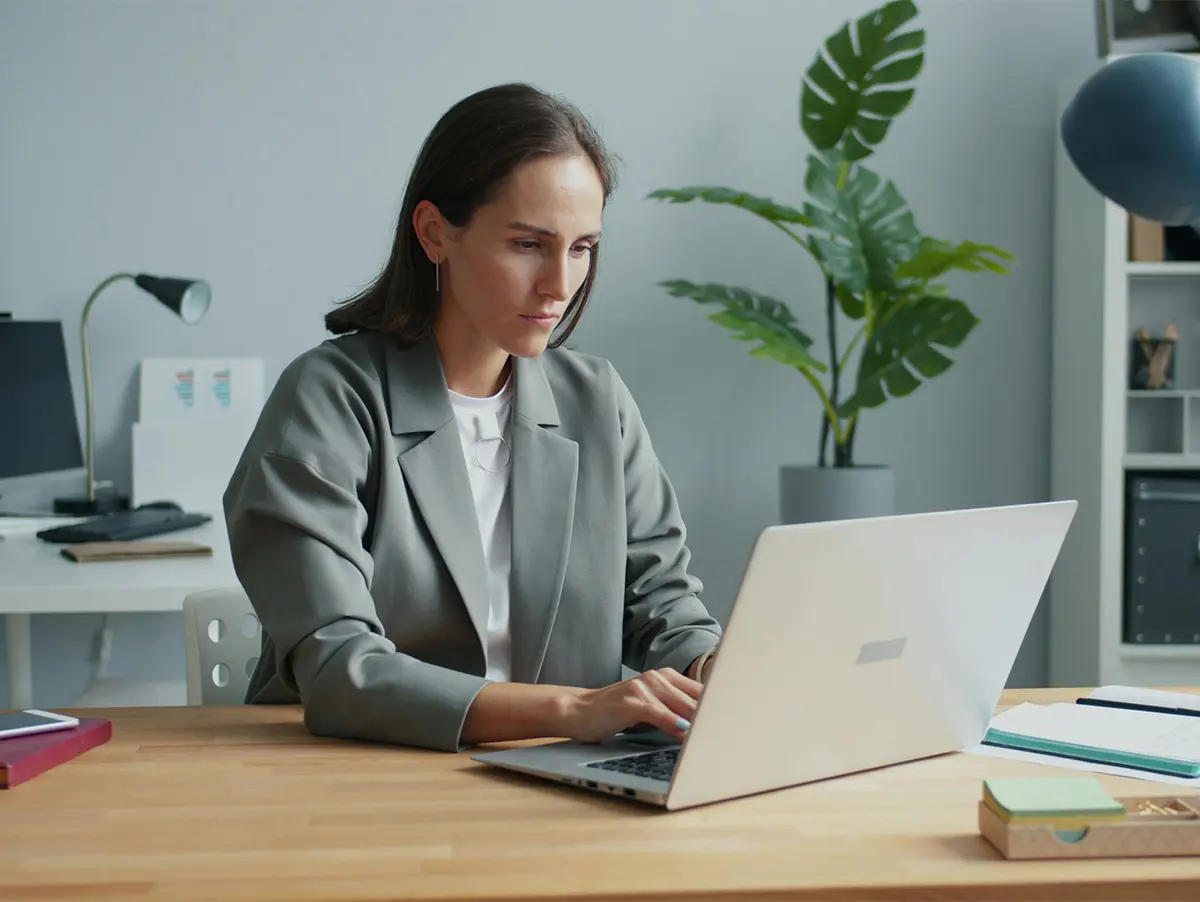 Mujer ordenador oficina