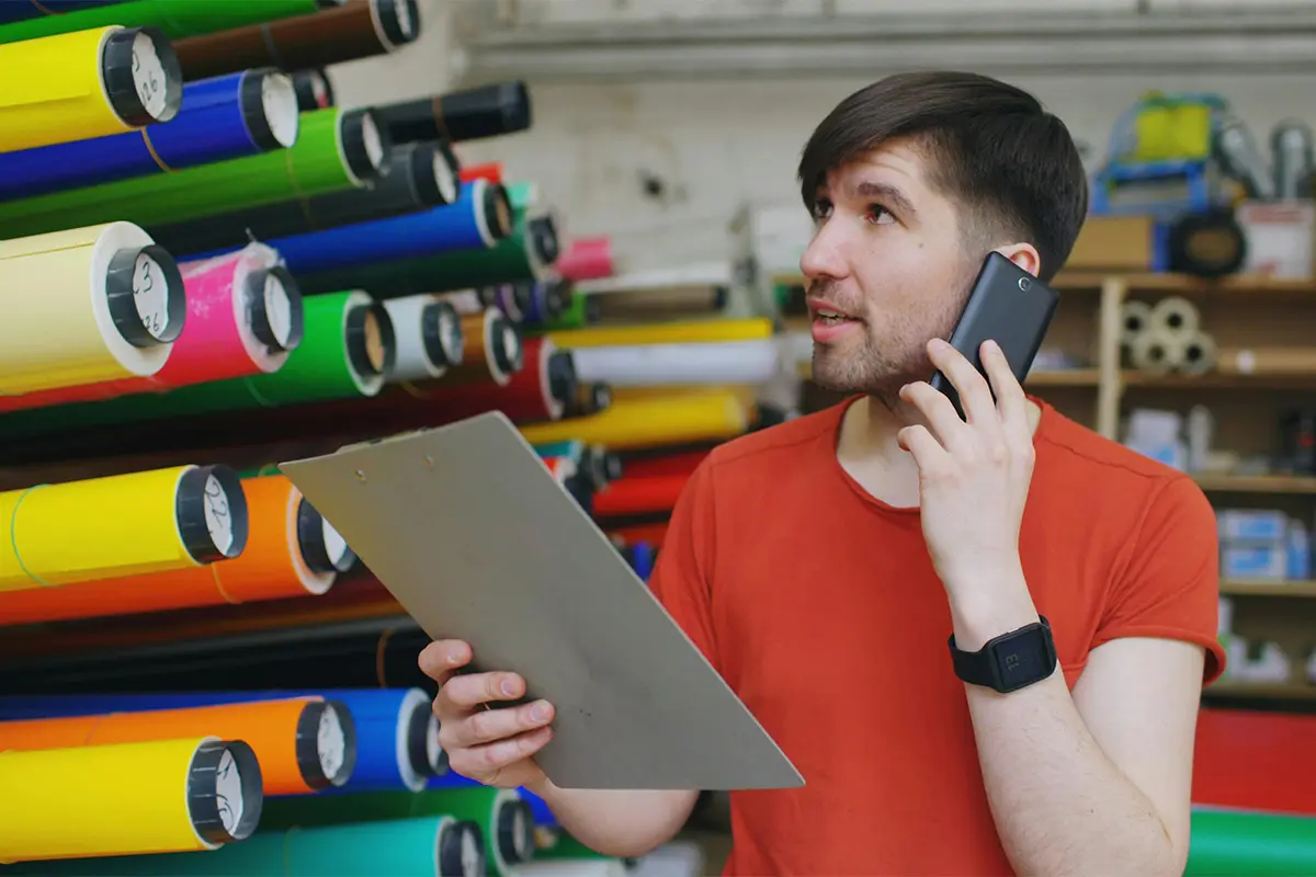 Trabajador vinilos colores telefono