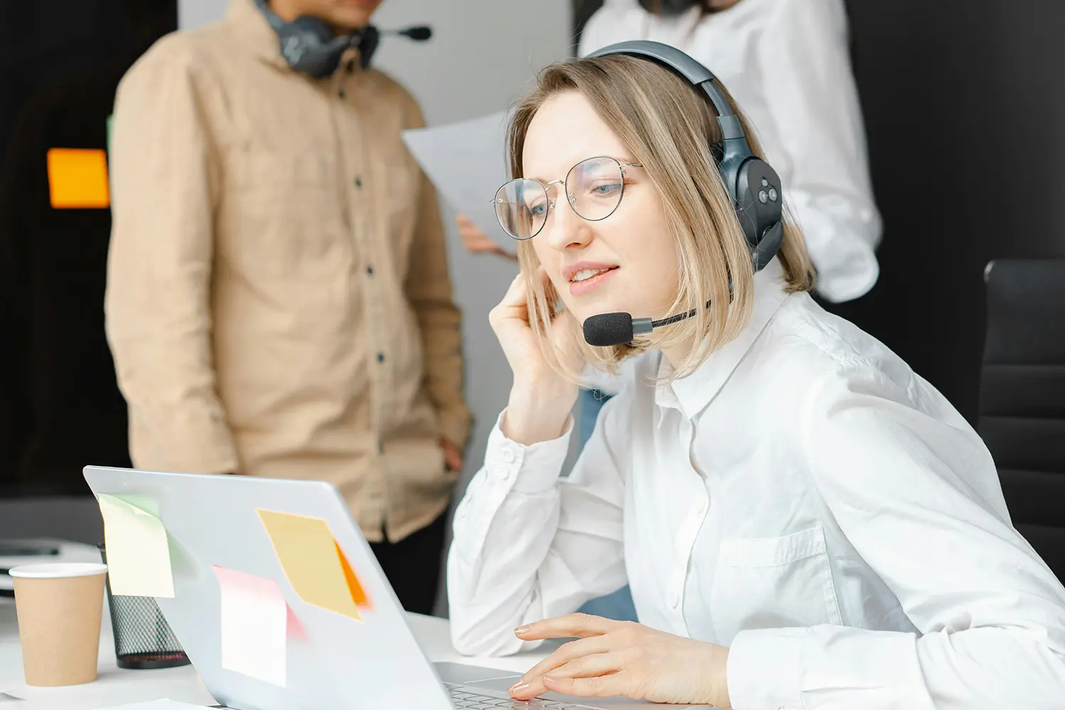 mujer call center mira ordenador