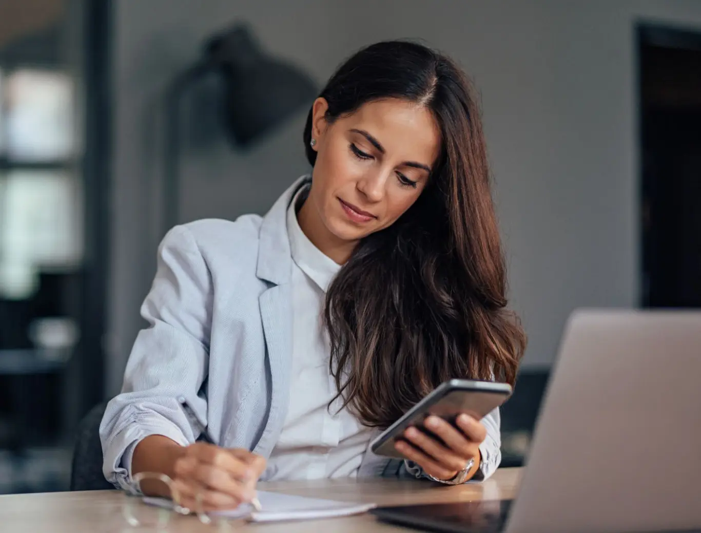 mujer consulta telefono anota