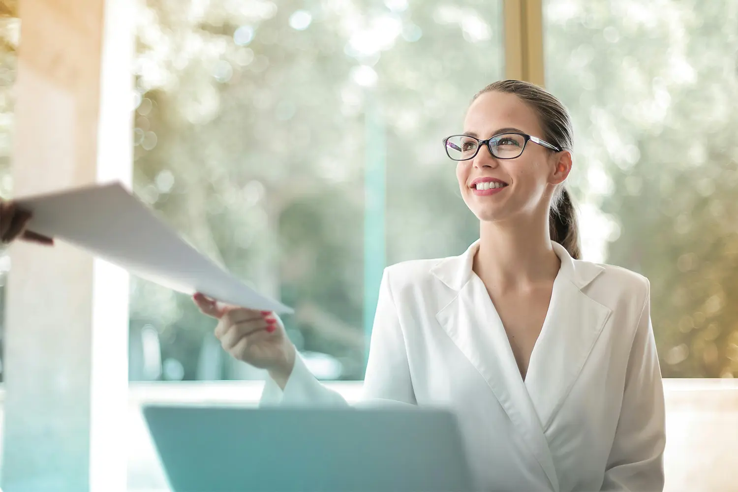 mujer entrega documento