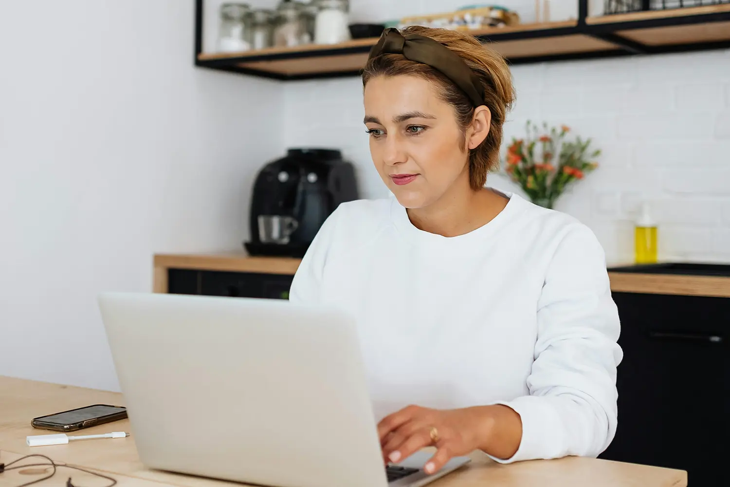 mujer ordenador portatil