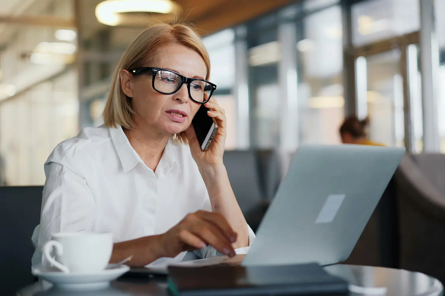 mujer preocupada telefono