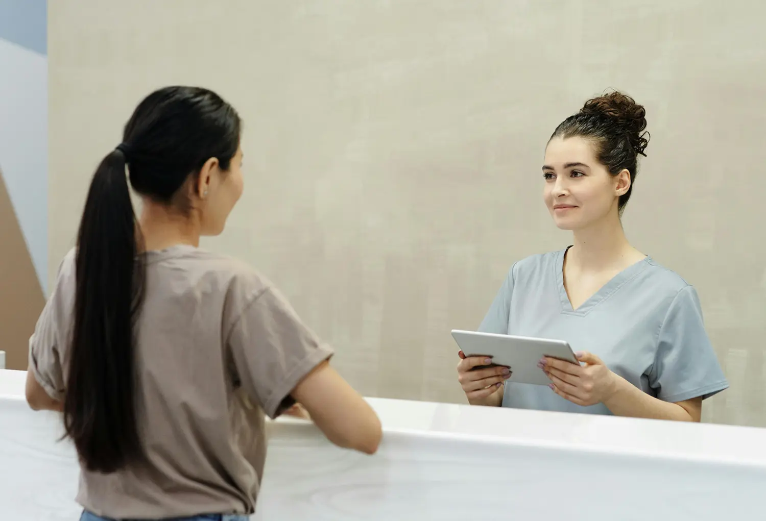 mujeres recepcion medico