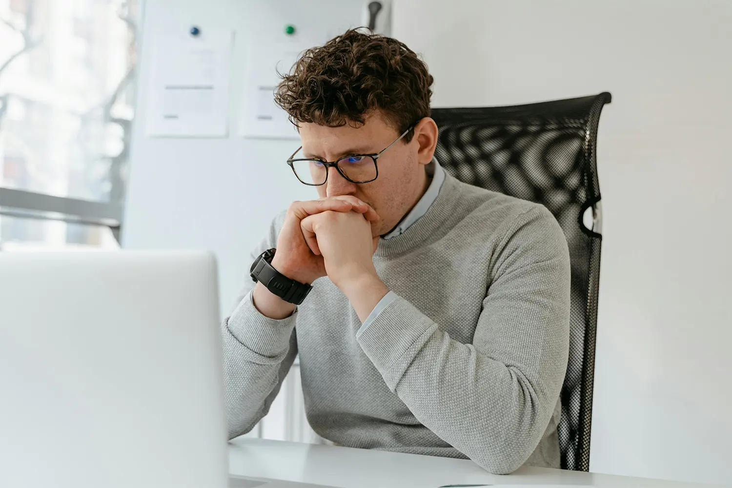 preocupado ordenador