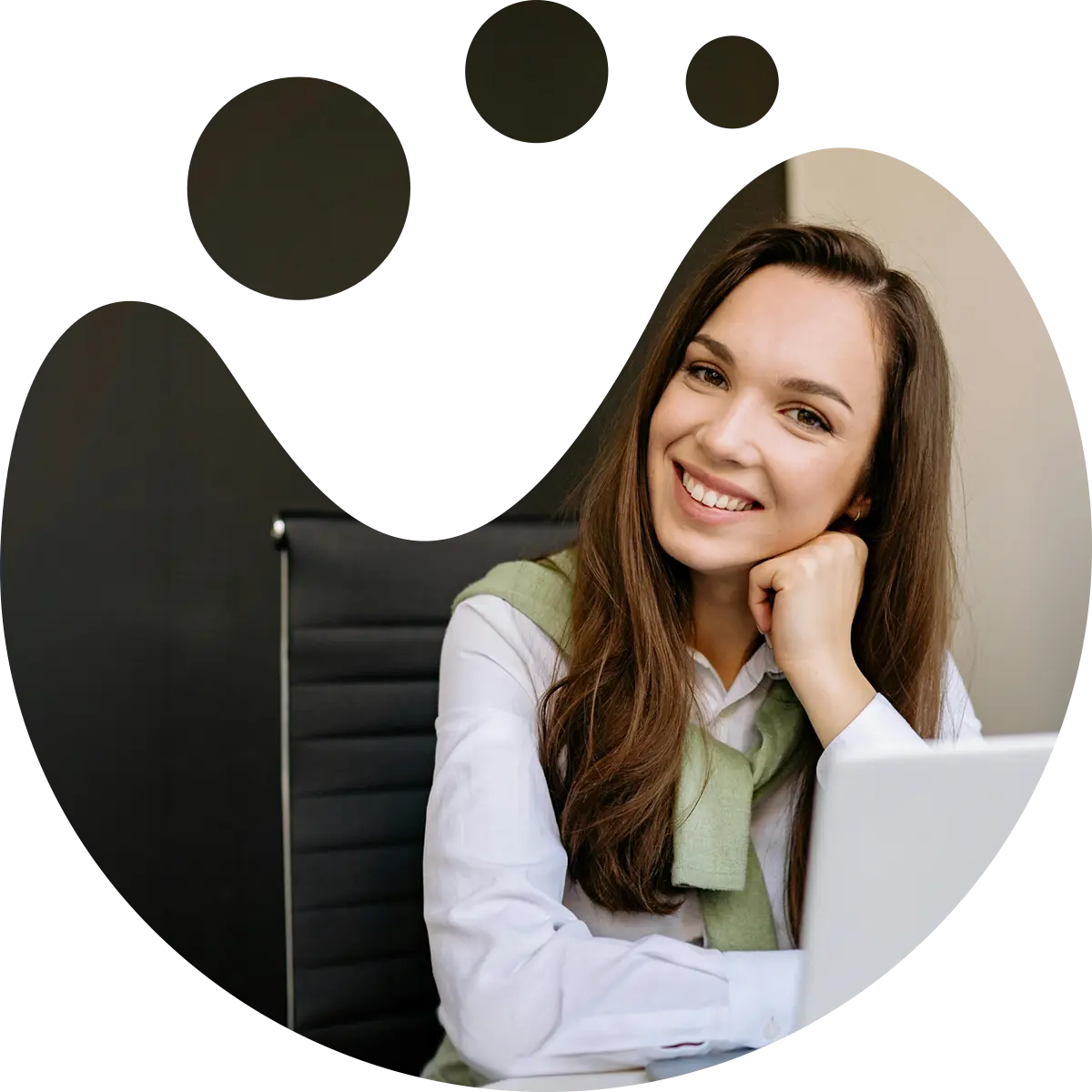 simb mascara chica sonrie